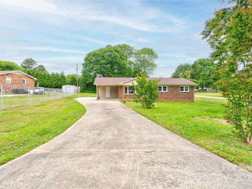 1690 Montevista Drive, Shelby, NC 28150.  MLS# CAR4256275, YatesRealty ID 16062. Front