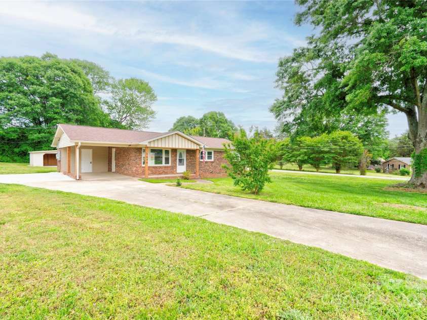 1690 Montevista Drive, Shelby, NC 28150.  MLS# CAR4256275, YatesRealty ID 16062. Front Left