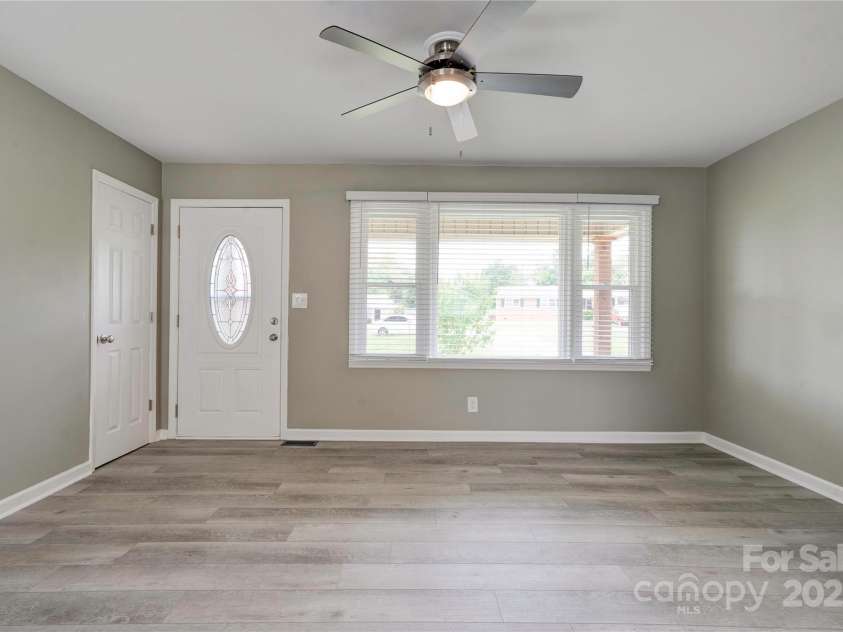 1690 Montevista Drive, Shelby, NC 28150.  MLS# CAR4256275, YatesRealty ID 16062. Living Room
