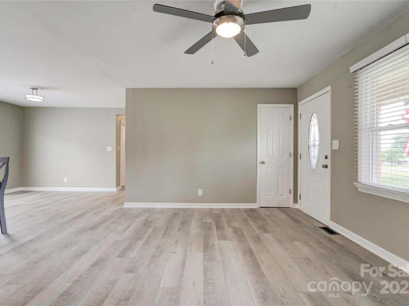1690 Montevista Drive, Shelby, NC 28150.  MLS# CAR4256275, YatesRealty ID 16062. Living Room