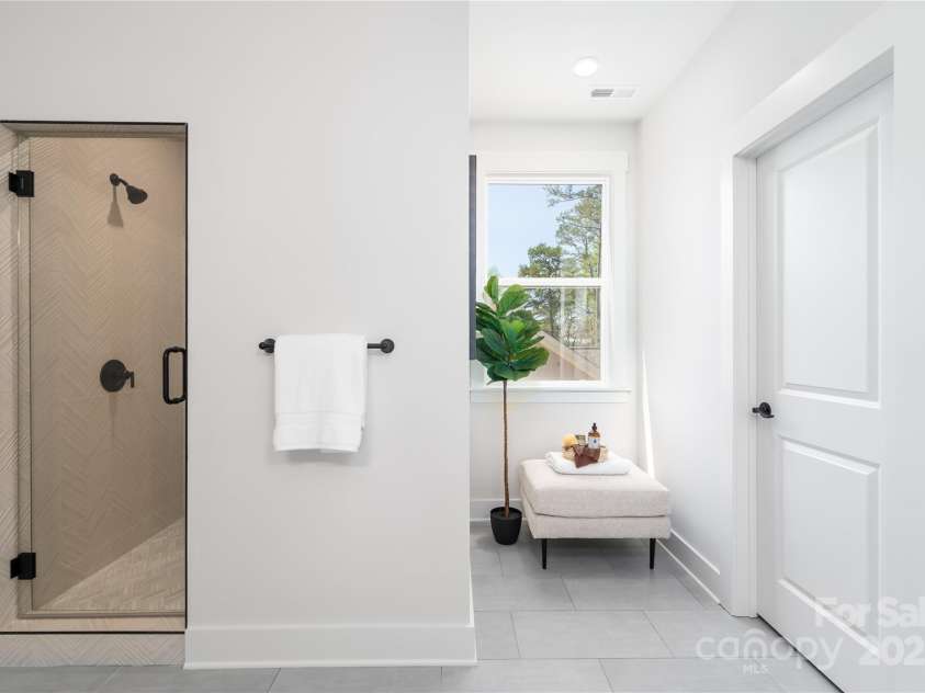 3895 12th Street, Hickory, NC 28601.  MLS# CAR4238756, YatesRealty ID 16065. 