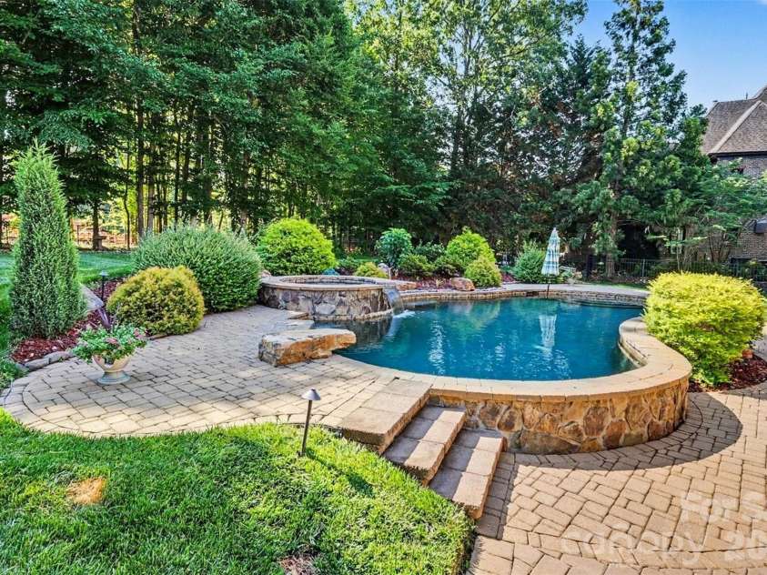 8000 Skye Lochs Drive, Waxhaw, NC 28173.  MLS# CAR4388481, YatesRealty ID 16067. 