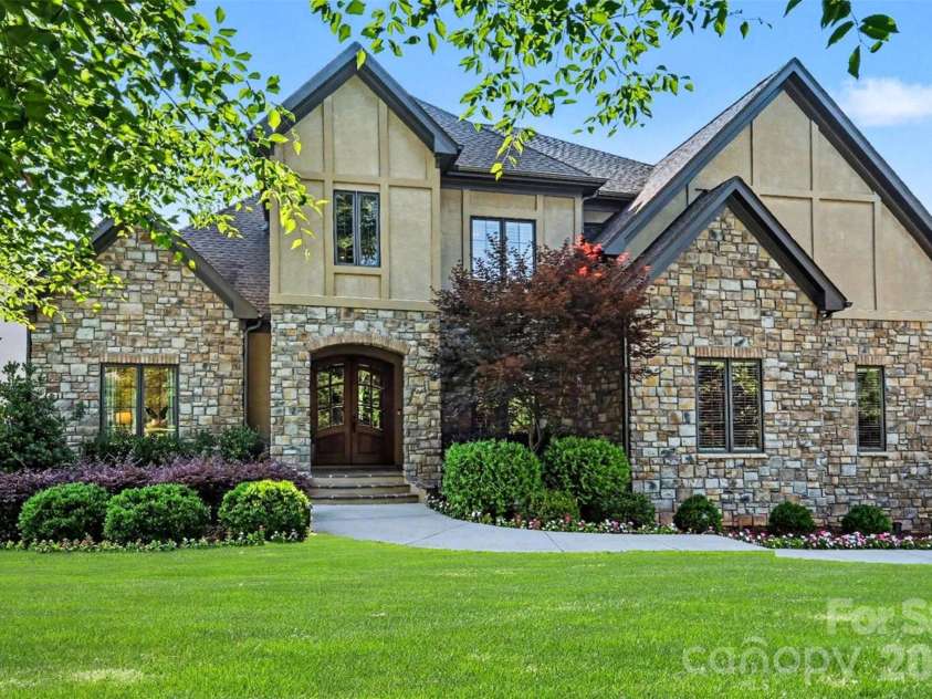 8000 Skye Lochs Drive, Waxhaw, NC 28173.  MLS# CAR4388481, YatesRealty ID 16067. 