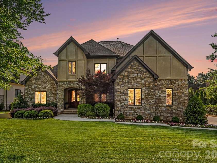8000 Skye Lochs Drive, Waxhaw, NC 28173.  MLS# CAR4388481, YatesRealty ID 16067. 