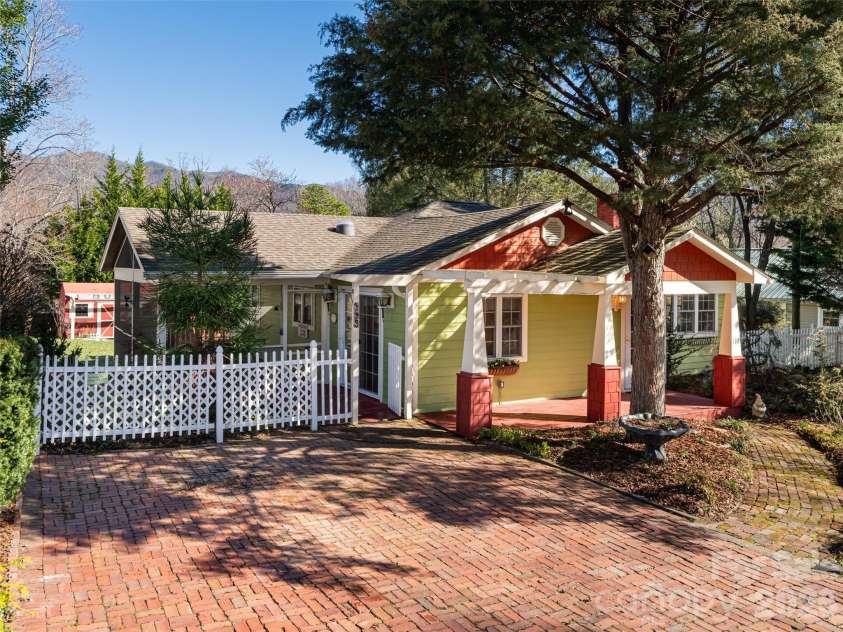 113 5th Street, Black Mountain, NC 28711.  MLS# CAR4358308, YatesRealty ID 16068. 