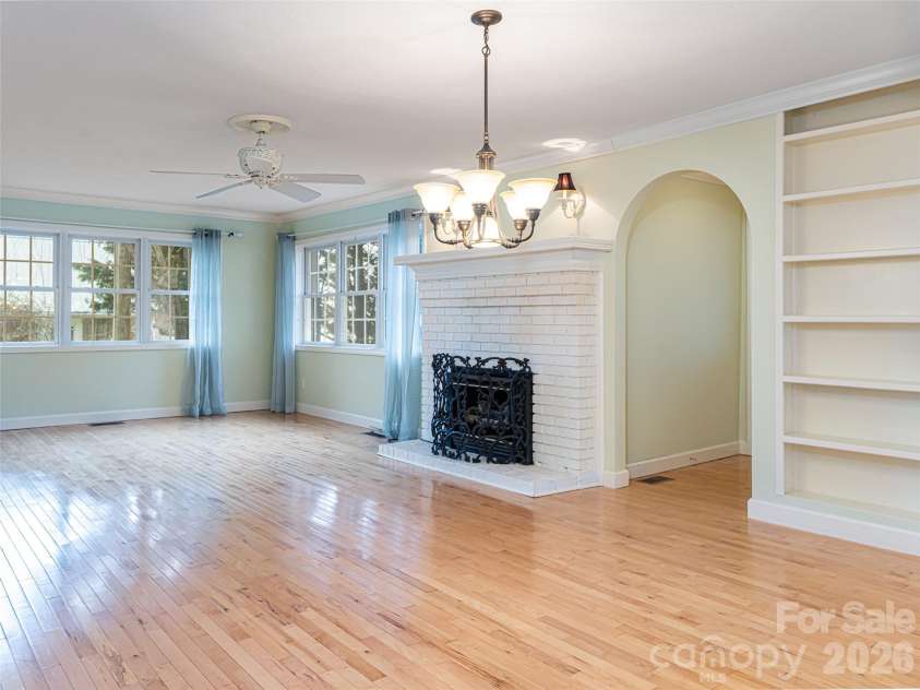 113 5th Street, Black Mountain, NC 28711.  MLS# CAR4358308, YatesRealty ID 16068. 