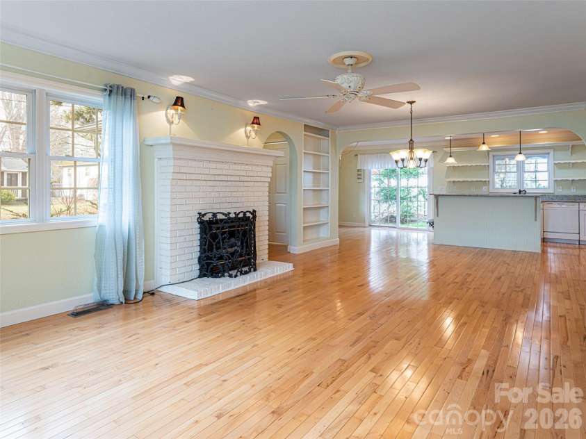 113 5th Street, Black Mountain, NC 28711.  MLS# CAR4358308, YatesRealty ID 16068. 