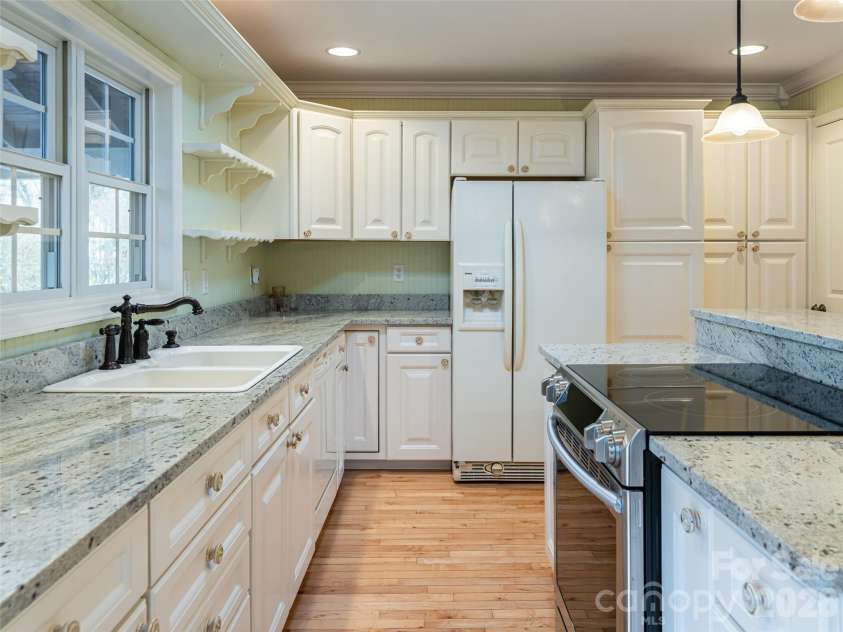 113 5th Street, Black Mountain, NC 28711.  MLS# CAR4358308, YatesRealty ID 16068. 