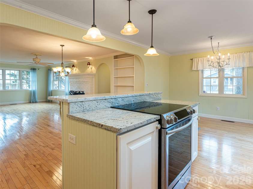 113 5th Street, Black Mountain, NC 28711.  MLS# CAR4358308, YatesRealty ID 16068. 