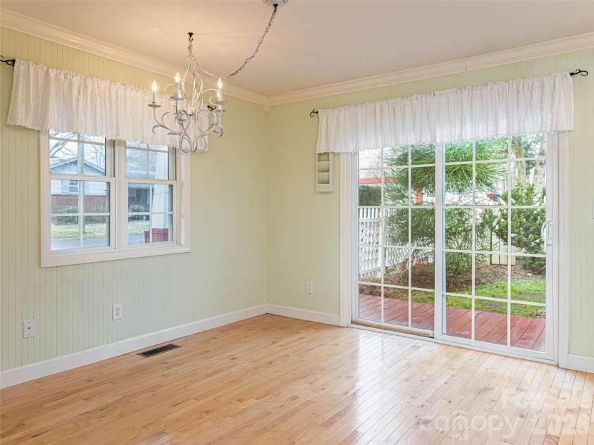 113 5th Street, Black Mountain, NC 28711.  MLS# CAR4358308, YatesRealty ID 16068. 