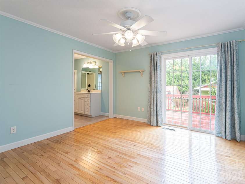 113 5th Street, Black Mountain, NC 28711.  MLS# CAR4358308, YatesRealty ID 16068. 