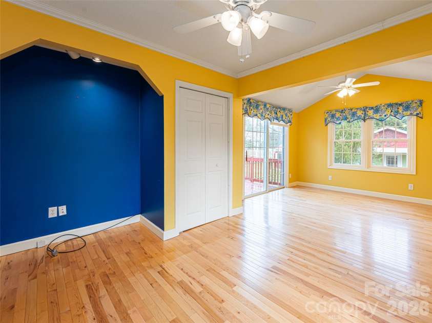 113 5th Street, Black Mountain, NC 28711.  MLS# CAR4358308, YatesRealty ID 16068. 