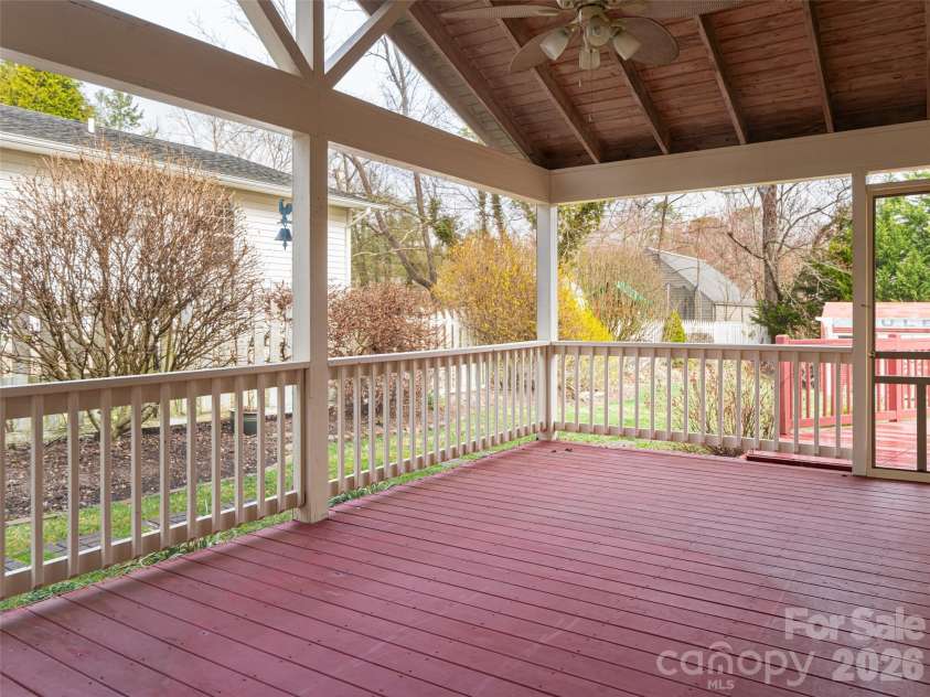 113 5th Street, Black Mountain, NC 28711.  MLS# CAR4358308, YatesRealty ID 16068. 