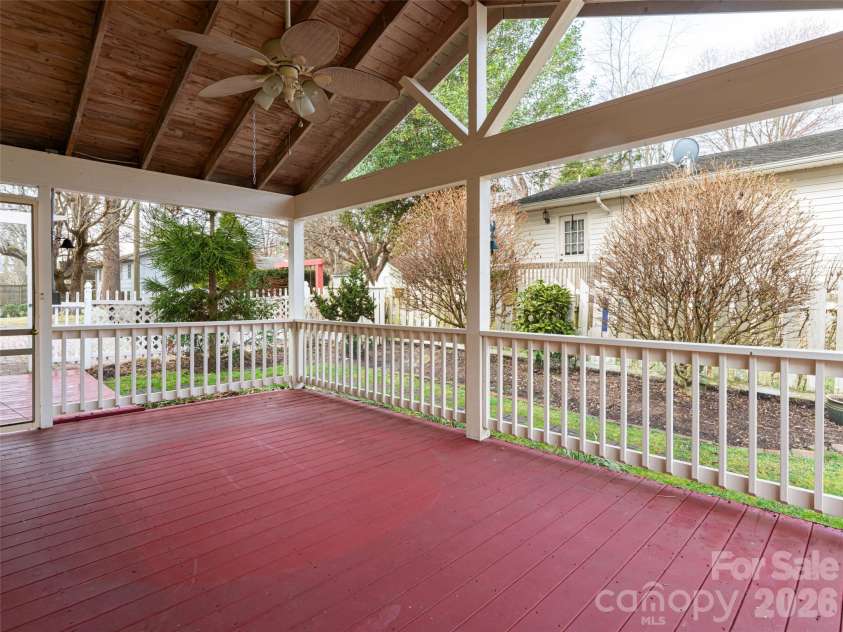 113 5th Street, Black Mountain, NC 28711.  MLS# CAR4358308, YatesRealty ID 16068. 