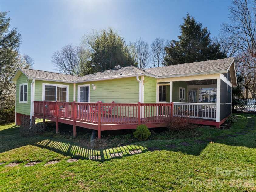 113 5th Street, Black Mountain, NC 28711.  MLS# CAR4358308, YatesRealty ID 16068. 