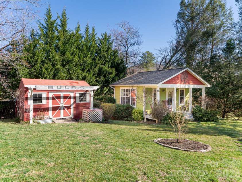 113 5th Street, Black Mountain, NC 28711.  MLS# CAR4358308, YatesRealty ID 16068. 