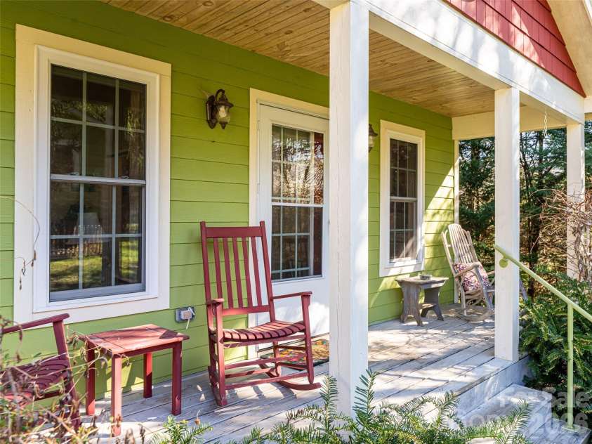 113 5th Street, Black Mountain, NC 28711.  MLS# CAR4358308, YatesRealty ID 16068. 