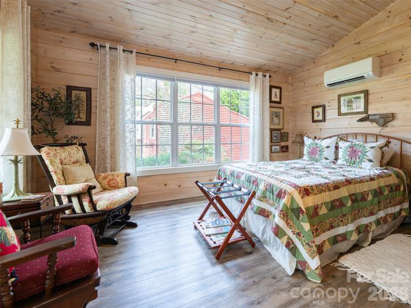 113 5th Street, Black Mountain, NC 28711.  MLS# CAR4358308, YatesRealty ID 16068. 