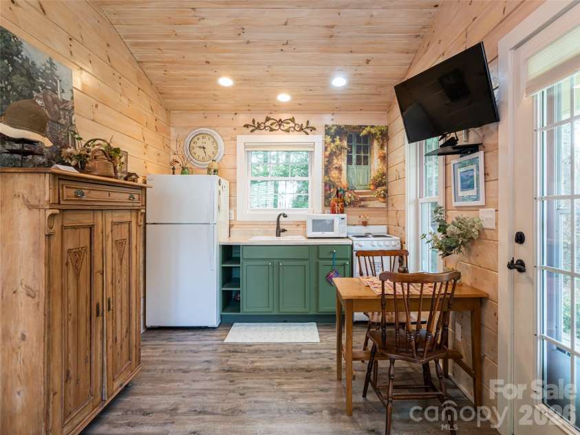 113 5th Street, Black Mountain, NC 28711.  MLS# CAR4358308, YatesRealty ID 16068. 