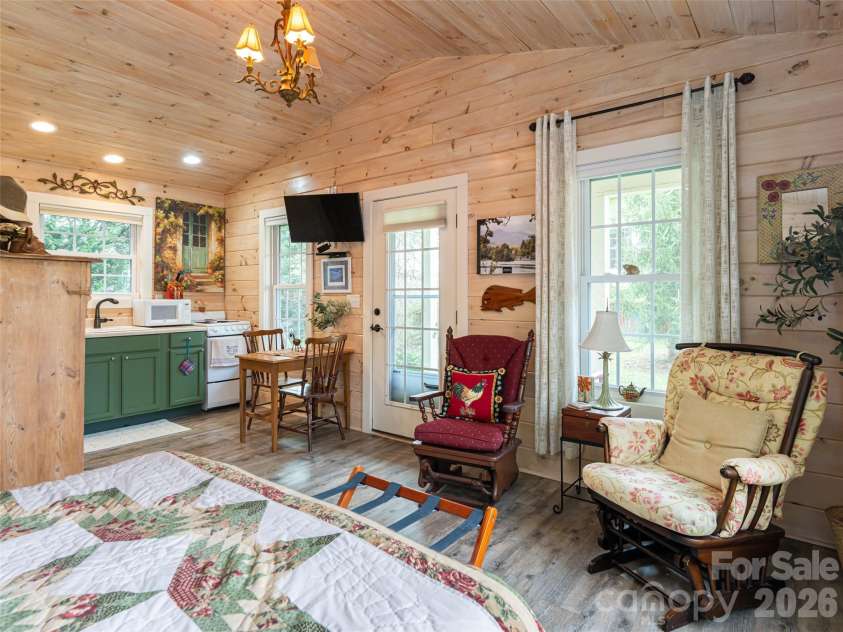 113 5th Street, Black Mountain, NC 28711.  MLS# CAR4358308, YatesRealty ID 16068. 