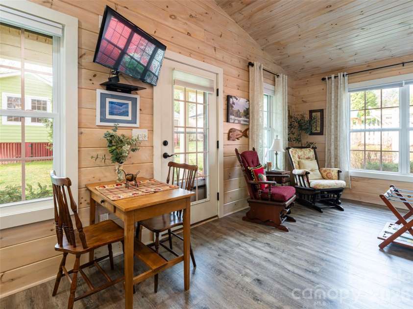 113 5th Street, Black Mountain, NC 28711.  MLS# CAR4358308, YatesRealty ID 16068. 