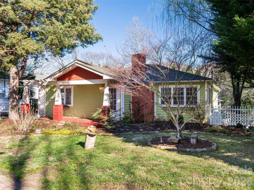 113 5th Street, Black Mountain, NC 28711.  MLS# CAR4358308, YatesRealty ID 16068. 