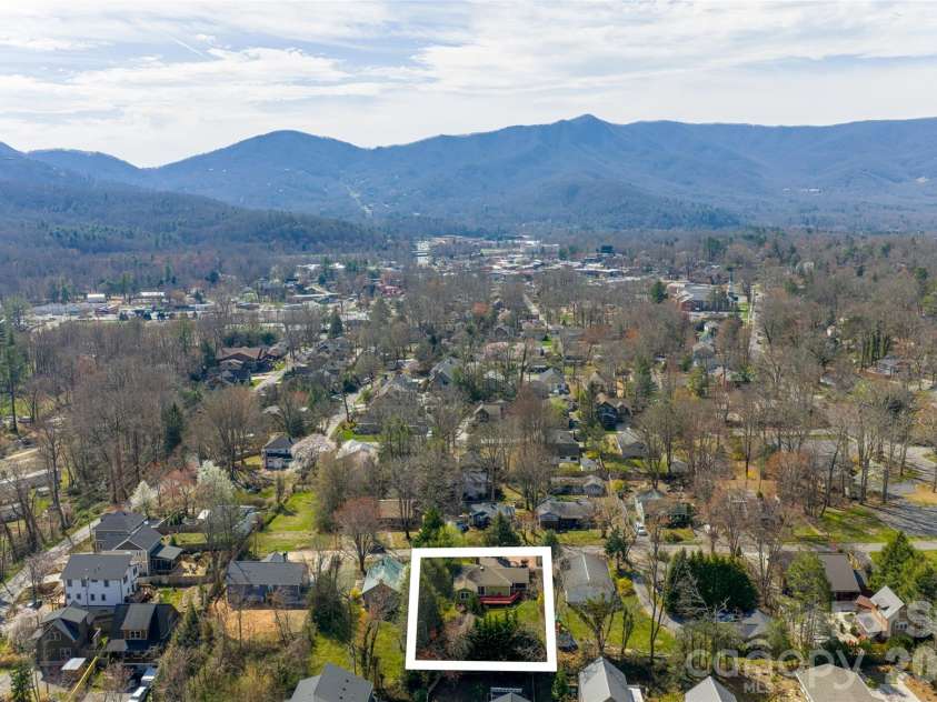 113 5th Street, Black Mountain, NC 28711.  MLS# CAR4358308, YatesRealty ID 16068. 