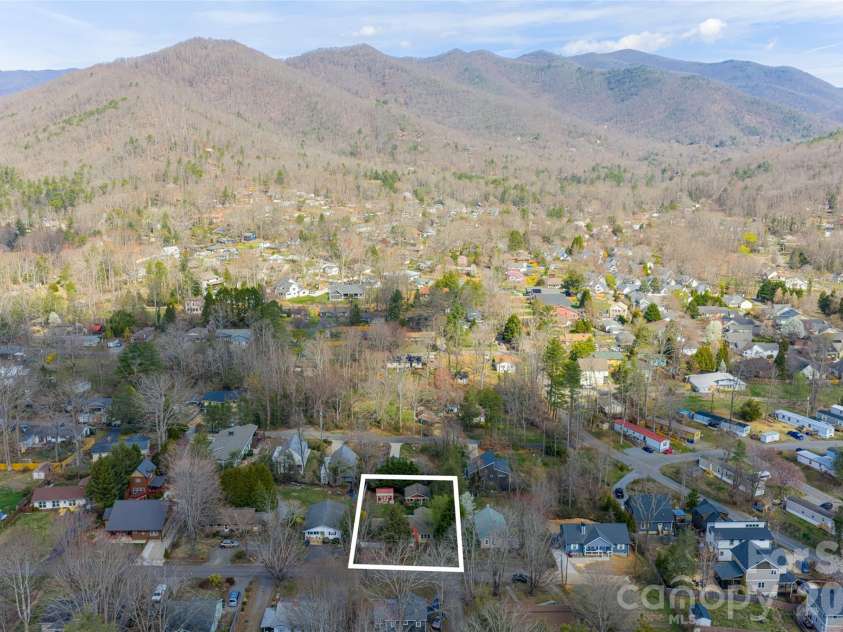 113 5th Street, Black Mountain, NC 28711.  MLS# CAR4358308, YatesRealty ID 16068. 