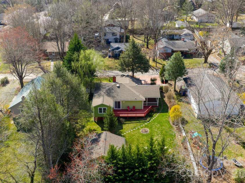 113 5th Street, Black Mountain, NC 28711.  MLS# CAR4358308, YatesRealty ID 16068. 