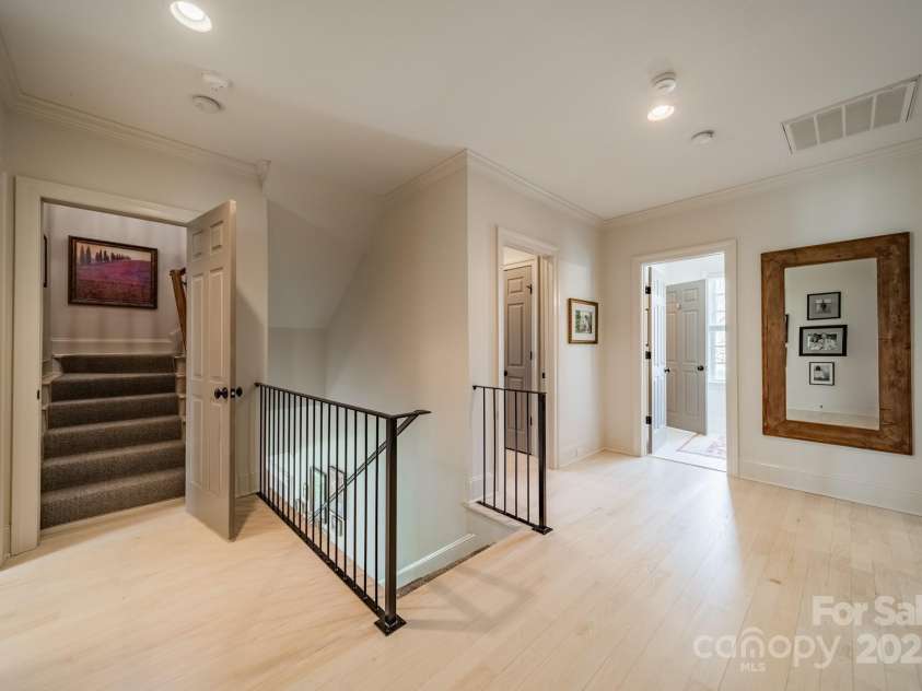 1801 Maryland Avenue, Charlotte, NC 28209.  MLS# CAR4235265, YatesRealty ID 16069. 2nd floor landing