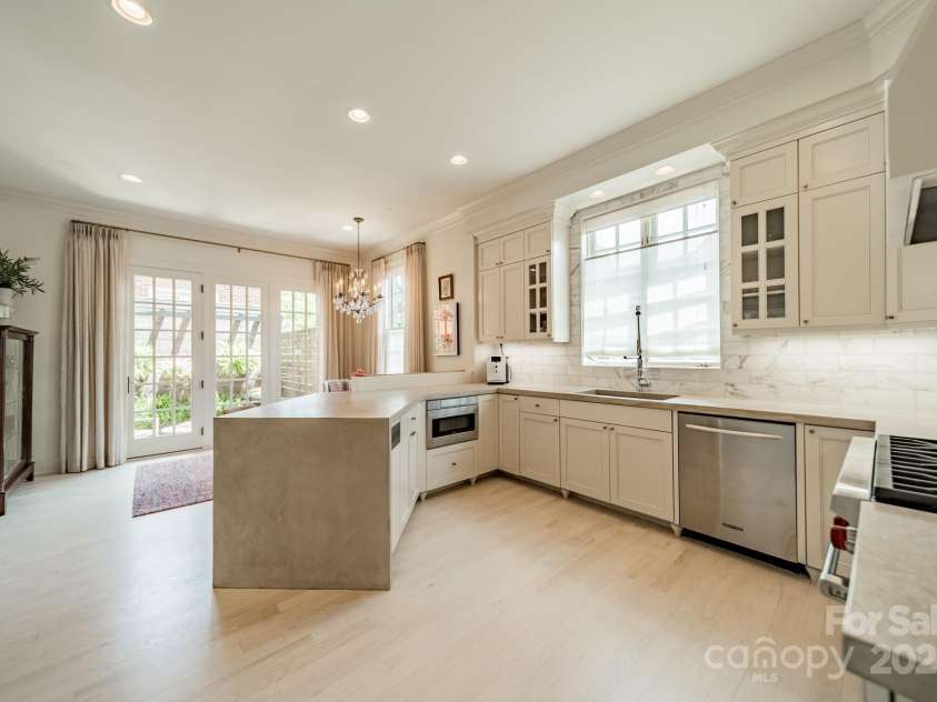 1801 Maryland Avenue, Charlotte, NC 28209.  MLS# CAR4235265, YatesRealty ID 16069. Beautiful kitchen