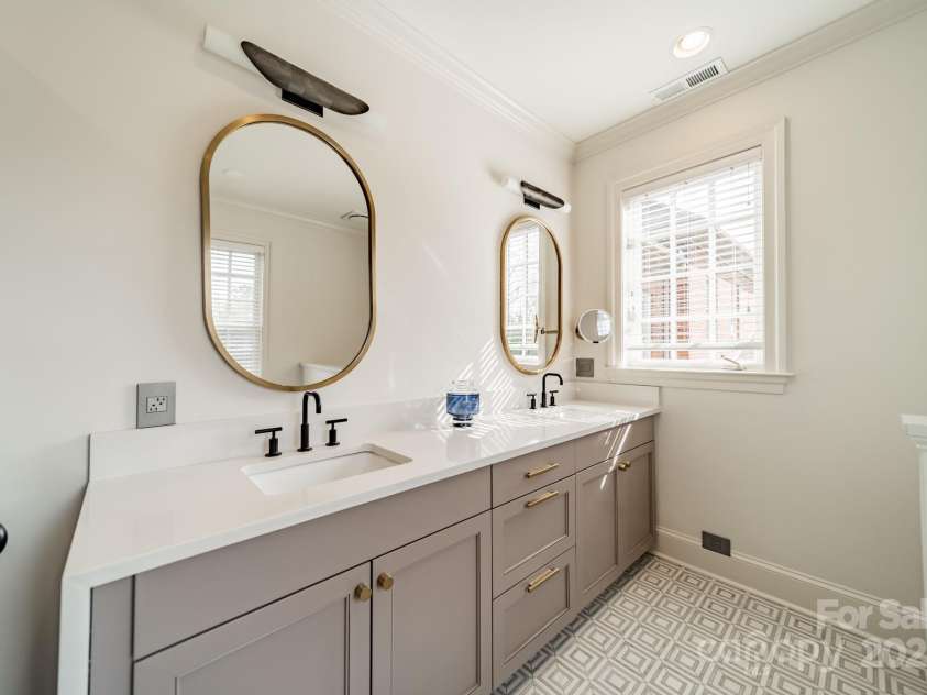 1801 Maryland Avenue, Charlotte, NC 28209.  MLS# CAR4235265, YatesRealty ID 16069. Primary bathroom/suite