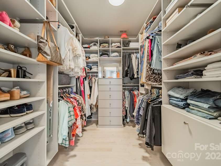 1801 Maryland Avenue, Charlotte, NC 28209.  MLS# CAR4235265, YatesRealty ID 16069. Primary walk -in closet