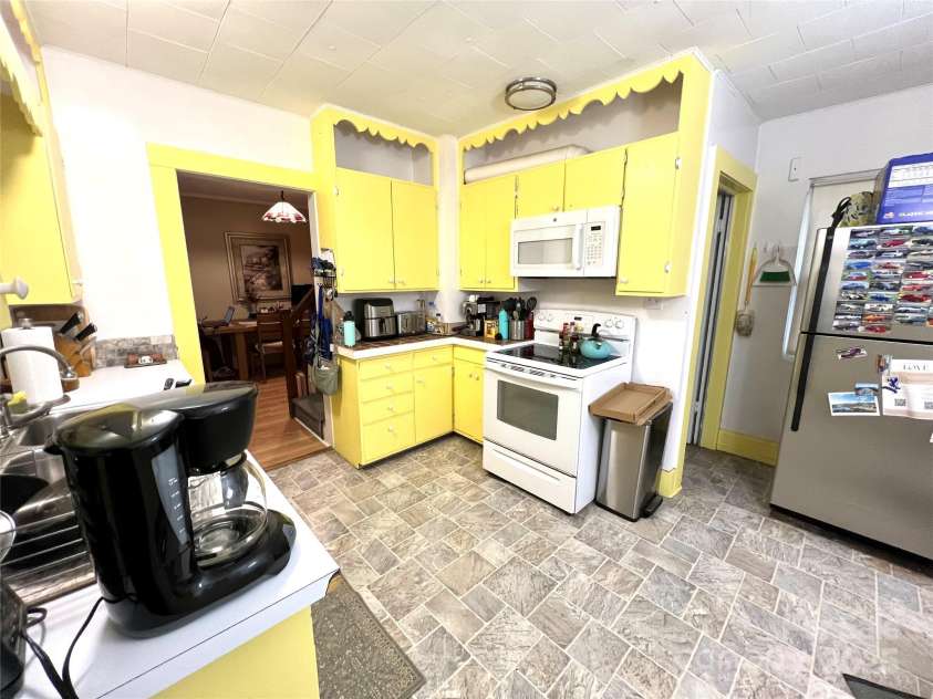 122 and 124 Avian Court, Brevard, NC 28712.  MLS# CAR4198391, YatesRealty ID 1607. 