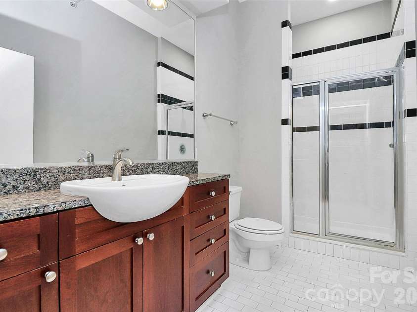 712 Davidson Street, Charlotte, NC 28202.  MLS# CAR4402173, YatesRealty ID 16070. Bathroom