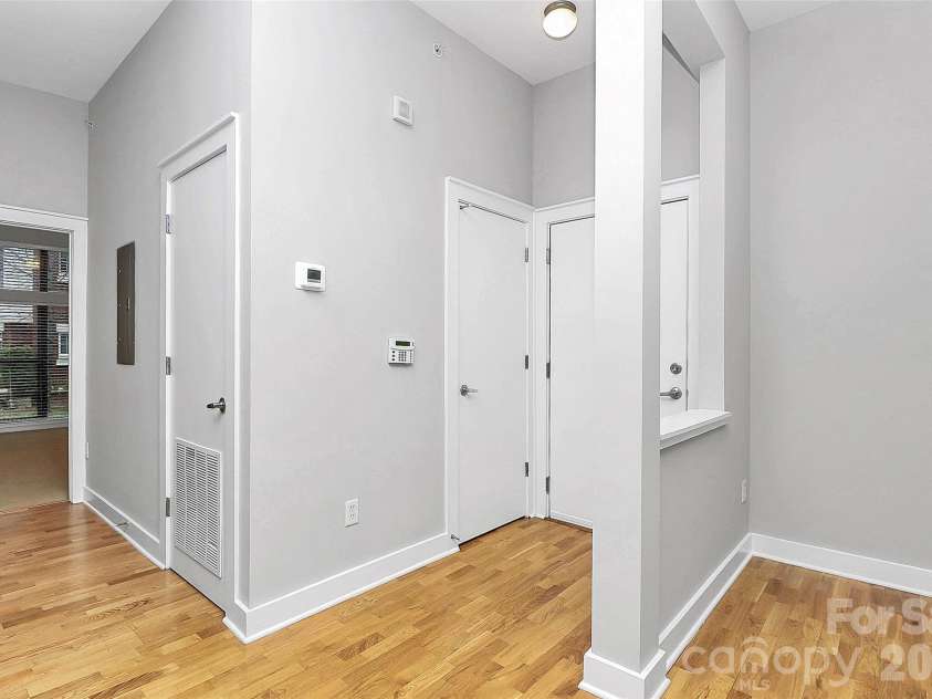 712 Davidson Street, Charlotte, NC 28202.  MLS# CAR4402173, YatesRealty ID 16070. Entry Hallway