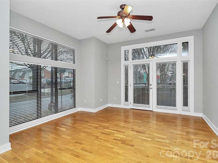 712 Davidson Street, Charlotte, NC 28202.  MLS# CAR4402173, YatesRealty ID 16070. Living Room