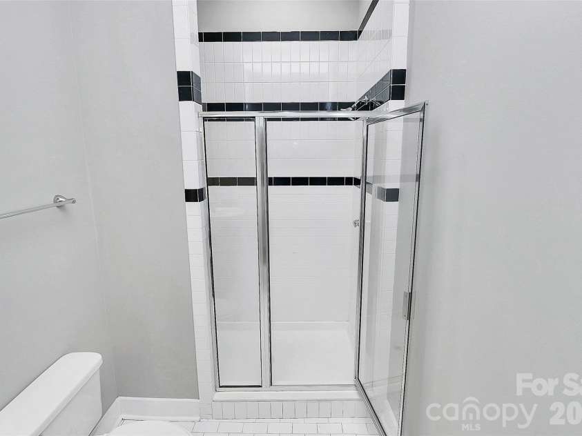712 Davidson Street, Charlotte, NC 28202.  MLS# CAR4402173, YatesRealty ID 16070. Walk In Shower