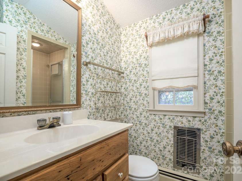 184 Buff Ridge Road, Boone, NC 28607.  MLS# CAR4301636, YatesRealty ID 16071. Another Full Bathroom