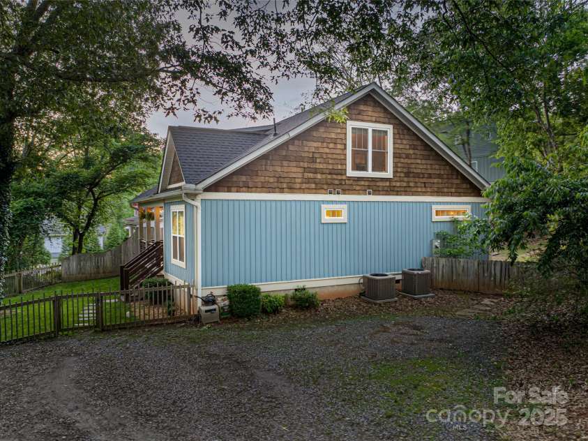 123 Arline Henry Way, Asheville, NC 28806.  MLS# CAR4232266, YatesRealty ID 16072. 