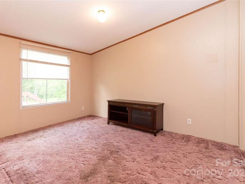 283 Grandview Drive, Marshall, NC 28753.  MLS# CAR4256159, YatesRealty ID 16074. Play room