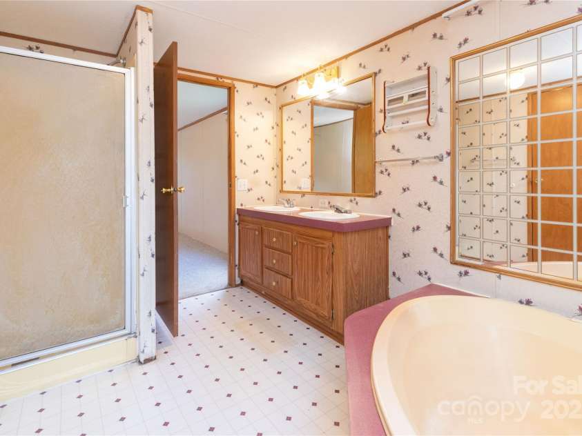 283 Grandview Drive, Marshall, NC 28753.  MLS# CAR4256159, YatesRealty ID 16074. Primary en-suite bath