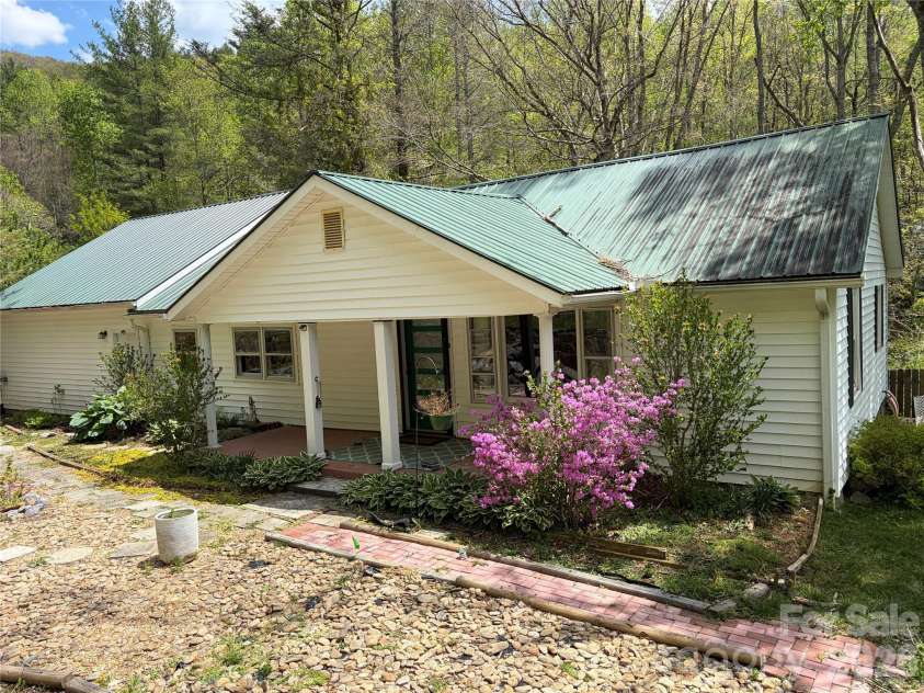 524 Clear Creek Road, Burnsville, NC 28714.  MLS# CAR4306870, YatesRealty ID 16079. 