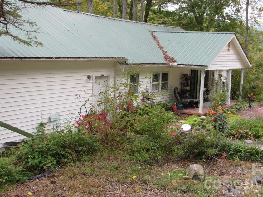 524 Clear Creek Road, Burnsville, NC 28714.  MLS# CAR4306870, YatesRealty ID 16079. 