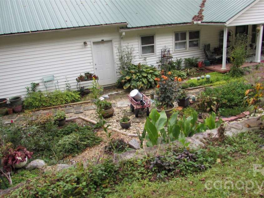 524 Clear Creek Road, Burnsville, NC 28714.  MLS# CAR4306870, YatesRealty ID 16079. 