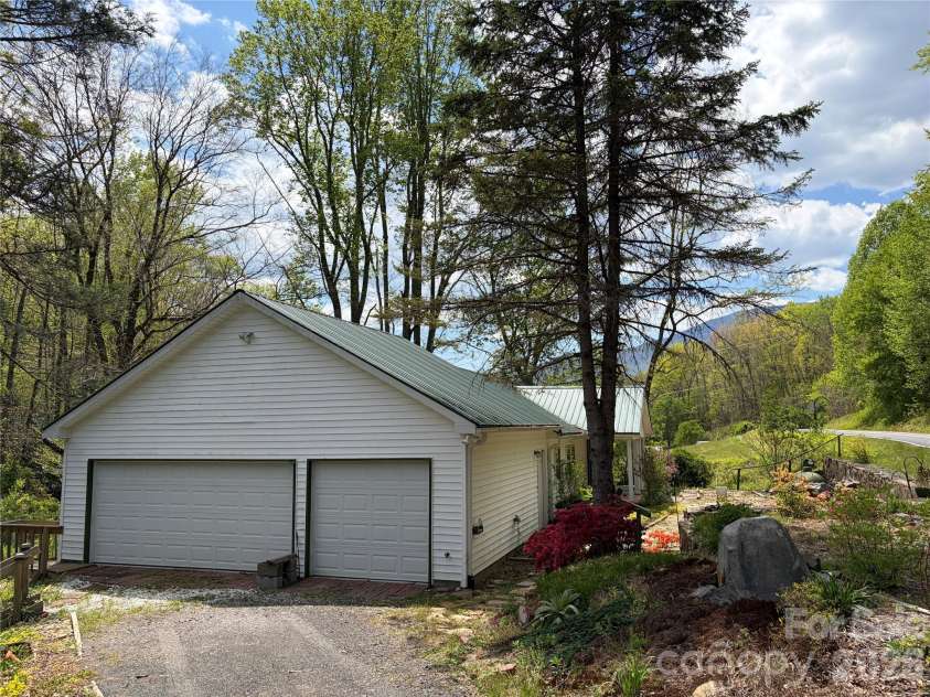 524 Clear Creek Road, Burnsville, NC 28714.  MLS# CAR4306870, YatesRealty ID 16079. 