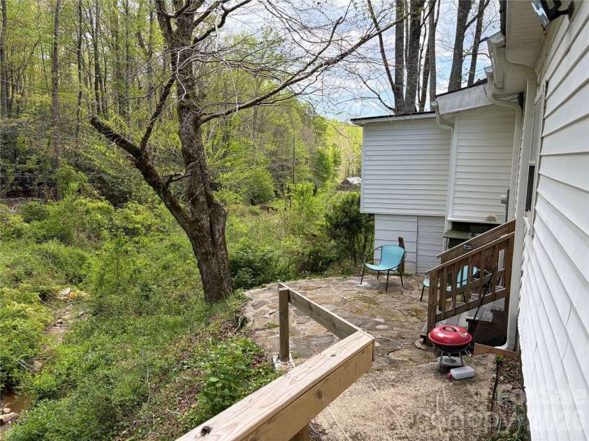 524 Clear Creek Road, Burnsville, NC 28714.  MLS# CAR4306870, YatesRealty ID 16079. 