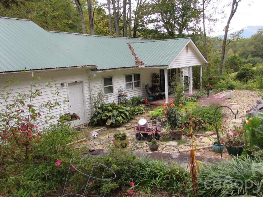 524 Clear Creek Road, Burnsville, NC 28714.  MLS# CAR4306870, YatesRealty ID 16079. 