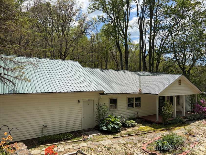 524 Clear Creek Road, Burnsville, NC 28714.  MLS# CAR4306870, YatesRealty ID 16079. 