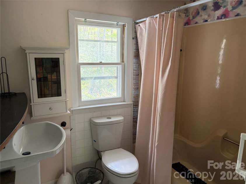 524 Clear Creek Road, Burnsville, NC 28714.  MLS# CAR4306870, YatesRealty ID 16079. 